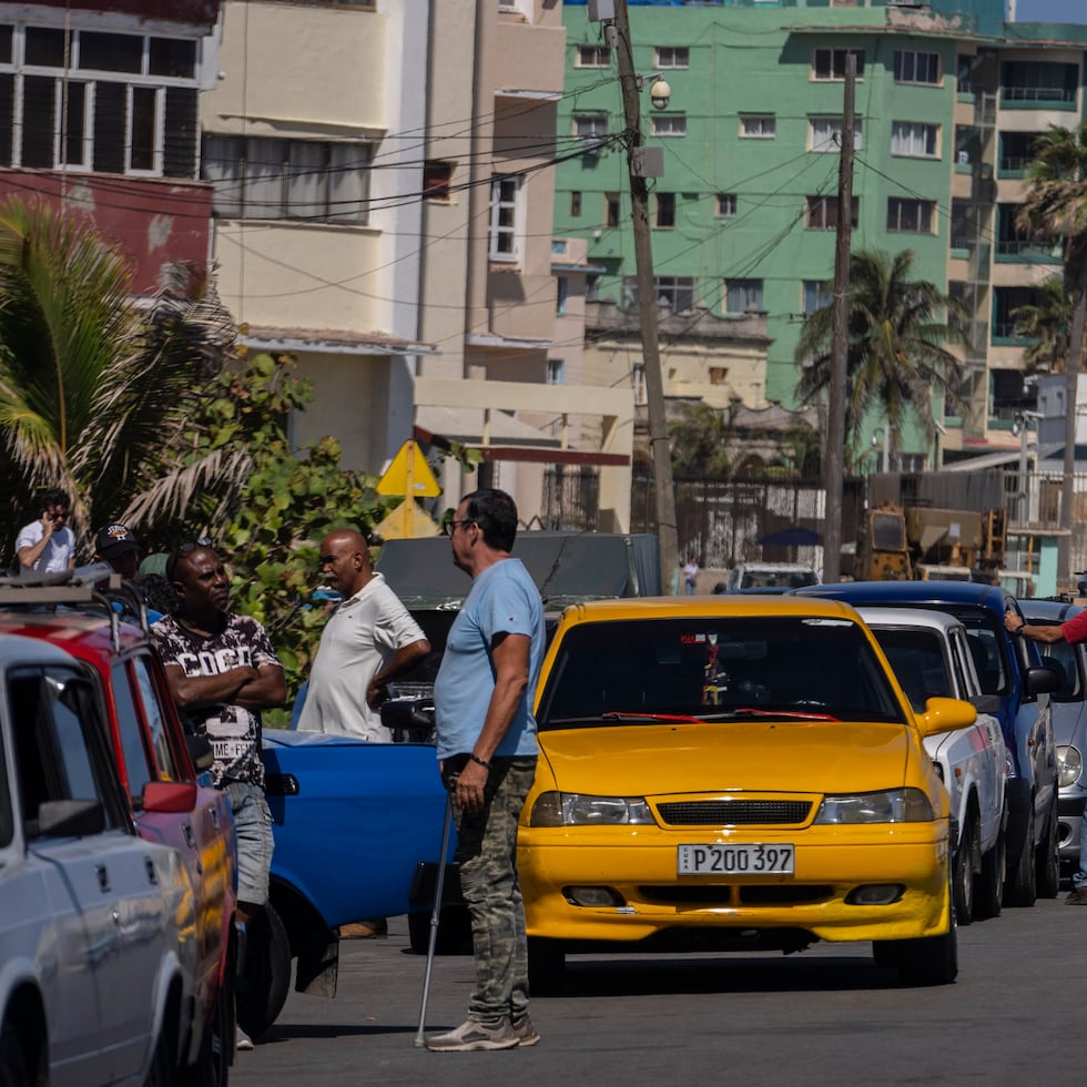 Ciudadanos hacen fila para cargar combustible en una gasolinera abierta en La Habana, Cuba, la semana pasada.