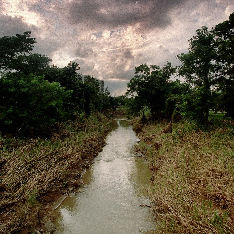 11/29/99--SAN JUAN PUERTO RICO.  CERCA DEL RIO RIOPIEDRAS EN LA URBANISACION UNIVERSITY GARDENS, EL ADMINISTRADOR AUXILIAR DEL AREA DE RECURSOS DE AGUA Y MINERALES, EL SR. RAMON ALONSO HARRIS, COMENTO SOBRE LAS ALTERNATIVAS PARA ELIMINAR EL PROBLEMA DE INUNDACIONES EN ESA AREA