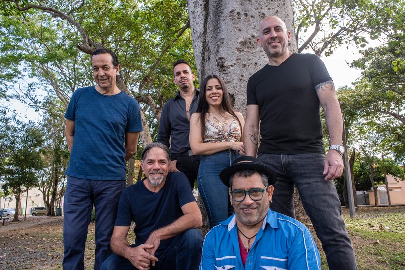 La Banda Acústica Rodante está compuesta de los músicos (de izquierda a derecha) Rucco Gandía, Tito Auger, Walter Morciglio, Nore Feliciano, Mikie Rivera y Nitayno Arayoán.