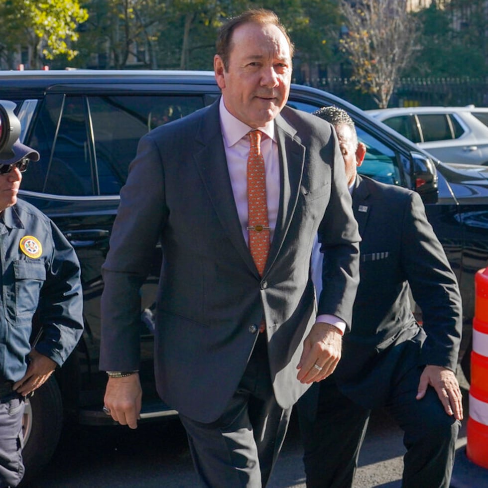 El actor Kevin Spacey llega a la corte federal para su juicio civil el 12 de octubre de 2022 en Nueva York.