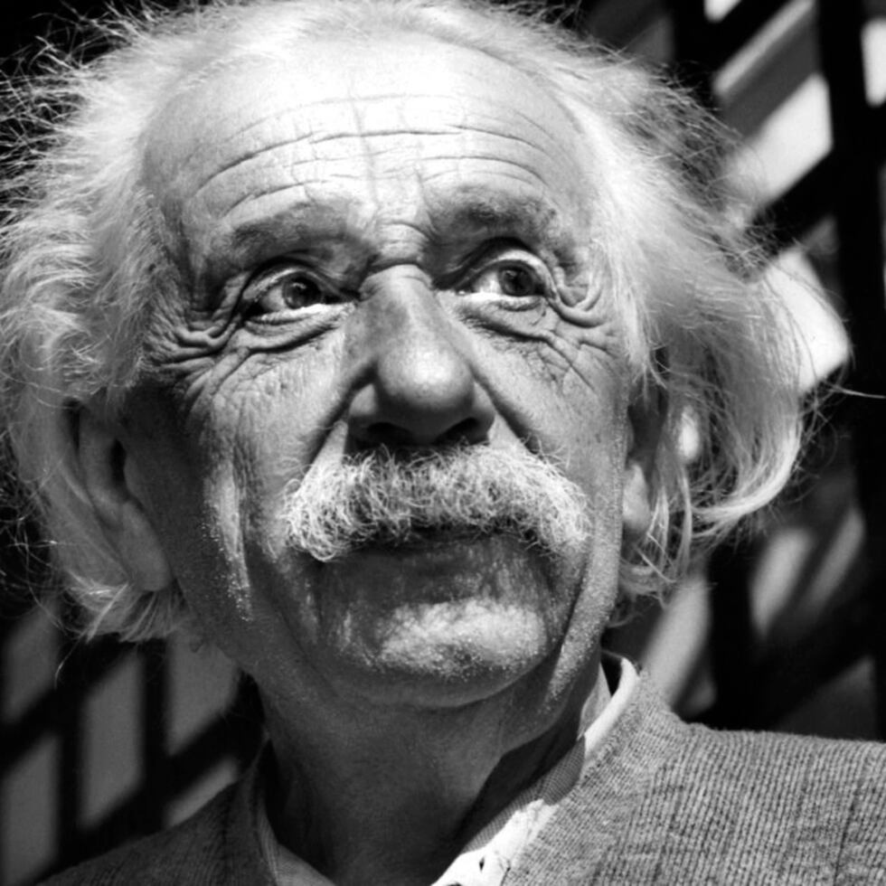 Fotografía de archivo de junio de 1954 del célebre físico Albert Einstein en Princeton, Nueva Jersey. (AP)