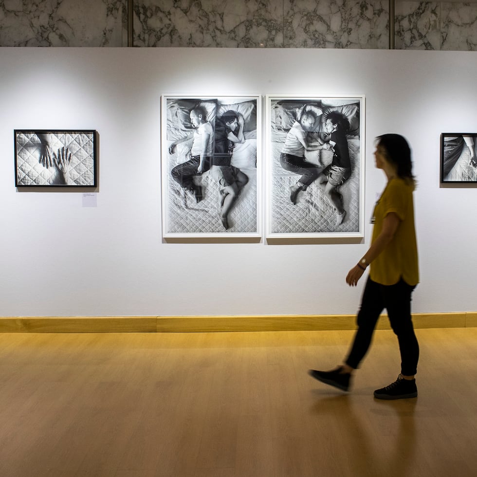La artista Rosario Fernández Esteve frente a algunas de las fotografías de su muestra “Bendición-es”, en honor a su madre.