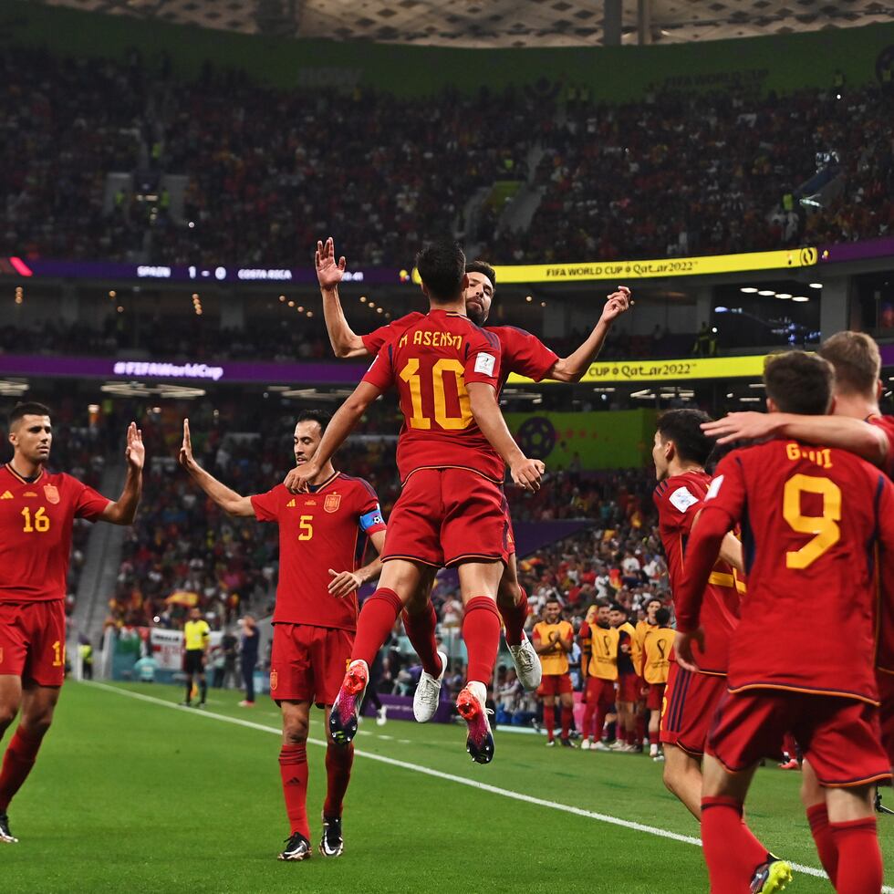 Marco Asensio (C) y Jordi Alba, de España, celebran después del gol de Asensio para el 2-0 de la eventual goleada ante Costa Rica.