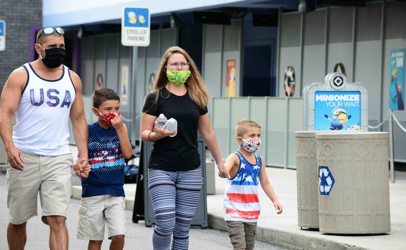 Una familia usa mascarillas en Universal, Orlando. (Agencia EFE)