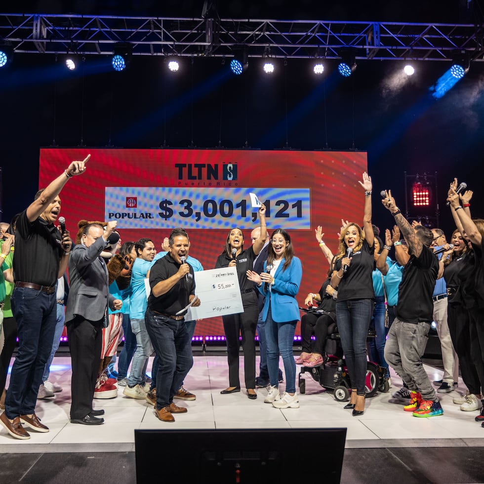 Los animadores del evento anual de recaudación de fondos de SER de Puerto Rico celebran la cifra final.