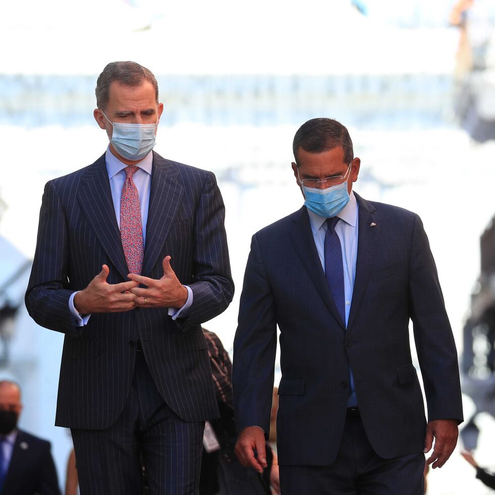 El rey de España, Felipe Vi, y el gobernador Pedro Pierluisi caminan por la calle Fortaleza frente a la mansión ejecutiva.