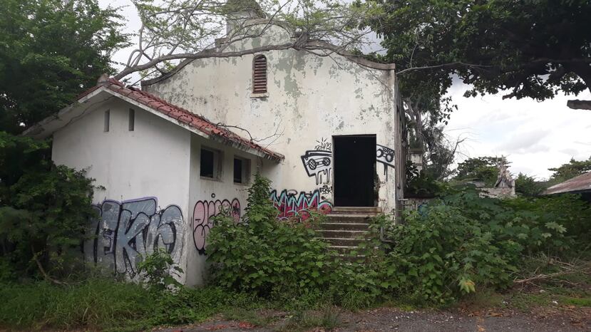 La fachada del edificio principal muestra daños estructurales y vandalismo. (Suministrada)