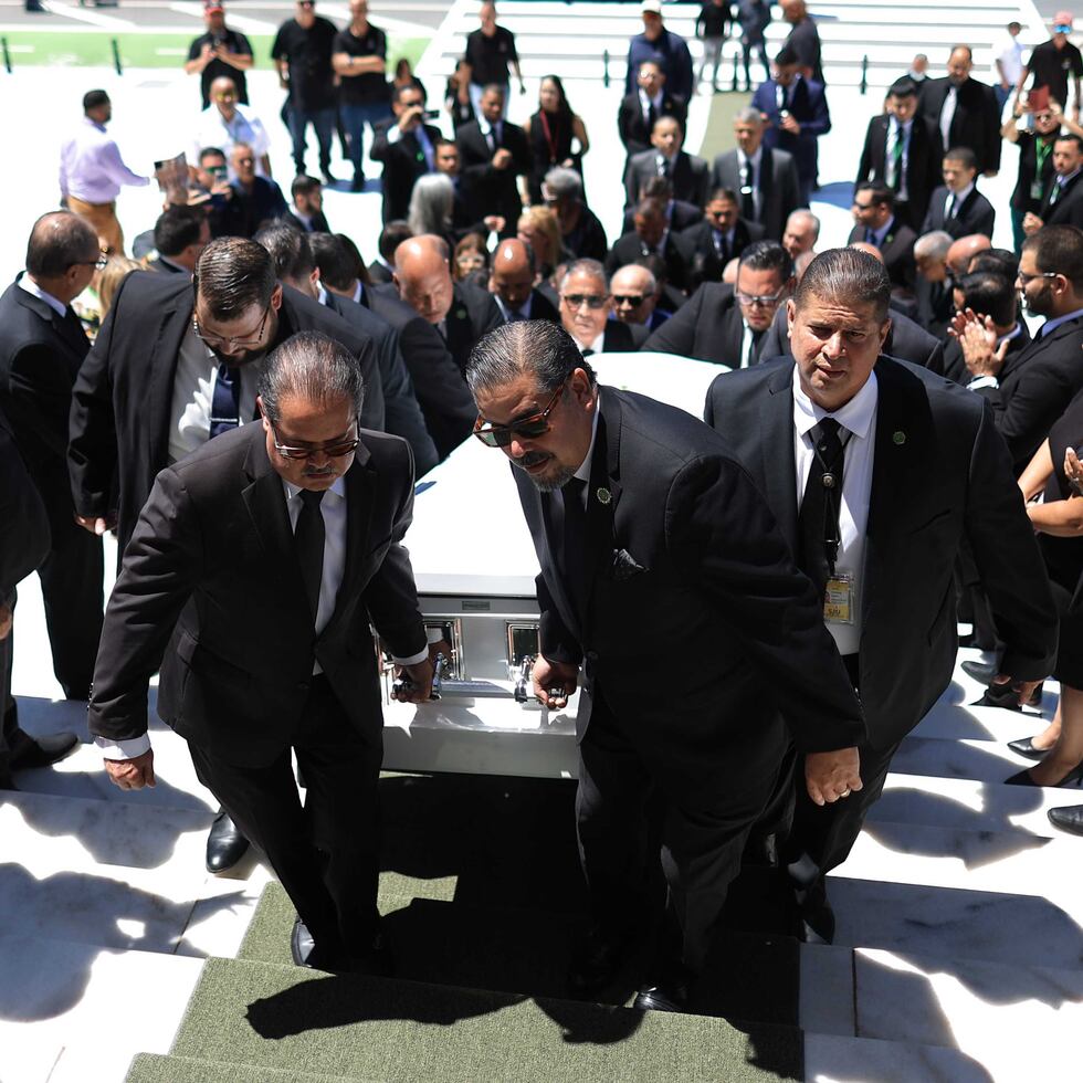 En la escalinata sur de la Casa de las Leyes, el ataúd fue escoltado por una guardia de honor.