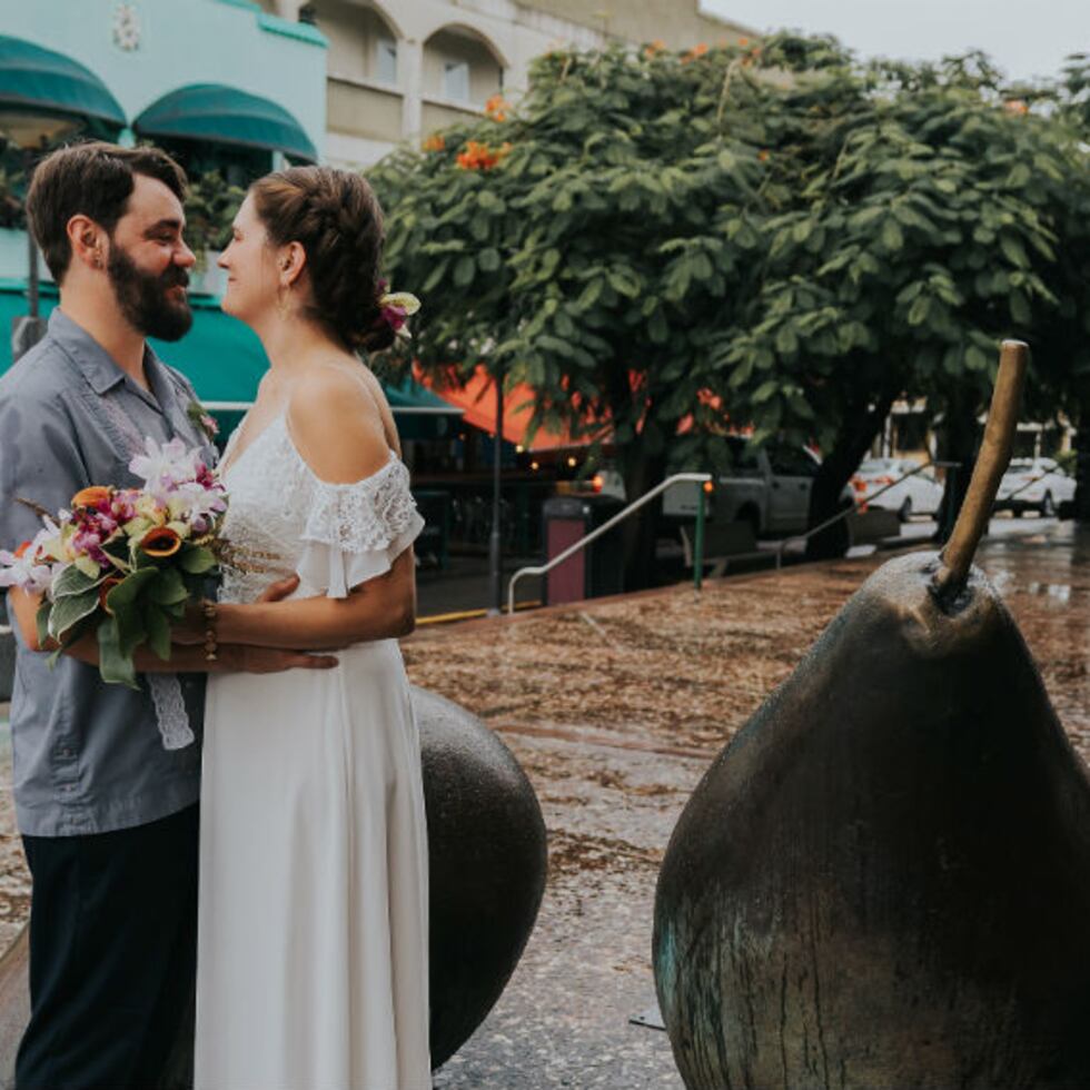 Brooke Richard y Jamie Escudero, de Ohio, tuvieron  su ceremonia en el balcón del segundo piso del restaurante Asere. Luego de recién casados, se tomaron más fotos en las esculturas de los aguacates  y dentro de la Placita de Santurce. (Foto HaroldCamilo)