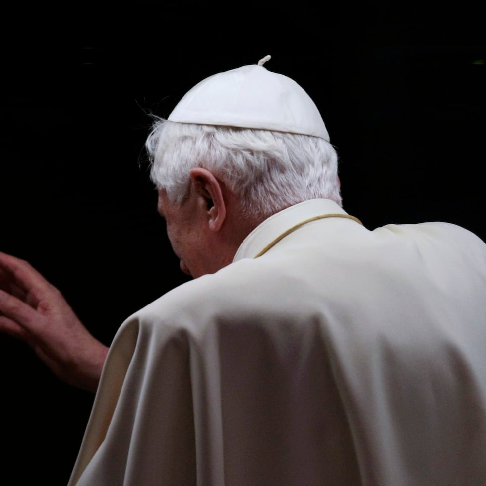 El papa emérito Benedicto XVI saluda desde su papamóvil al salir de una reunión de jóvenes en la plaza de San Pedro en el Vaticano el 25 de marzo de 2010.