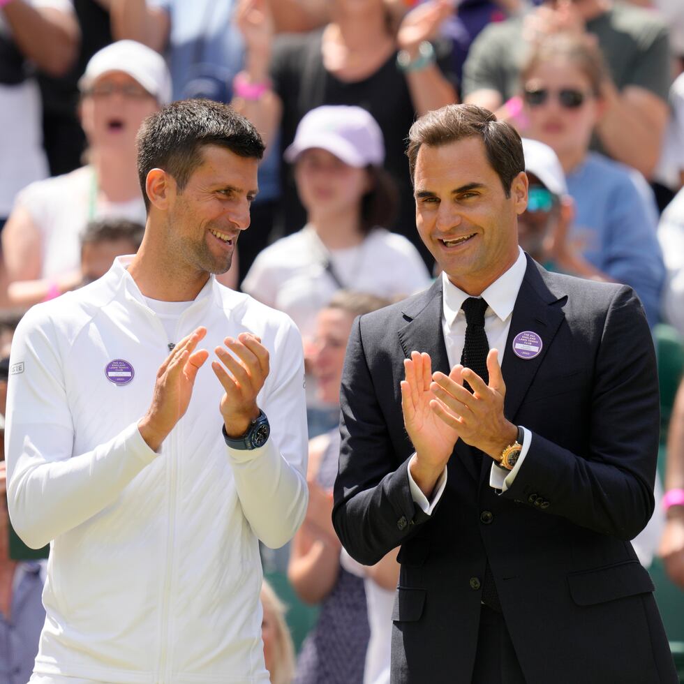 De izquierda a derecha, Novak Djokovic y Roger Federer aplauden durante el festejo del centenario de la Cancha Central de Wimbledon, el pasado 3 de julio.
