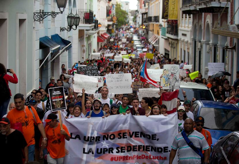 Los manifestantes también llevaron la protesta a la Fortaleza, inundando una de las calles de la ciudad amurallada.