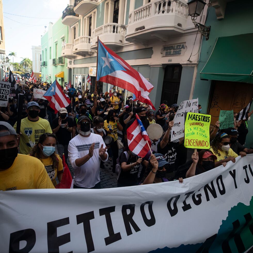 Marcha de los maestros hacia La Fortaleza el 10 de febrero de 2022, en San Juan.