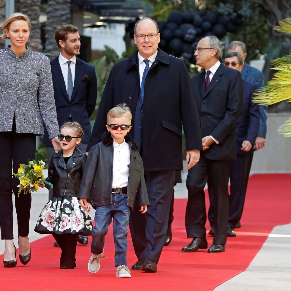Los príncipes Gabriella y Jacques de Mónaco desfilaron por la alfombra roja luciendo un estilo rockero. (Foto: EFE)