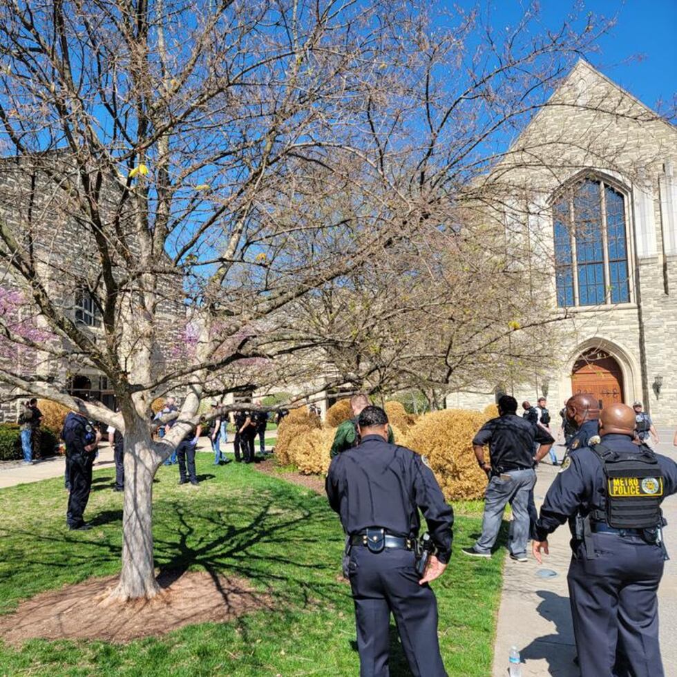 La Policía de Nashville en el área de la escuela donde ocurrió el tiroteo.