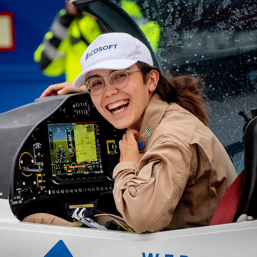 La piloto británicoblega Zara Rutherford sonríe tras aterrizar con su avión ultraligero Shark en el aeropuerto de Egelsbach en Fráncfort, Alemania.
