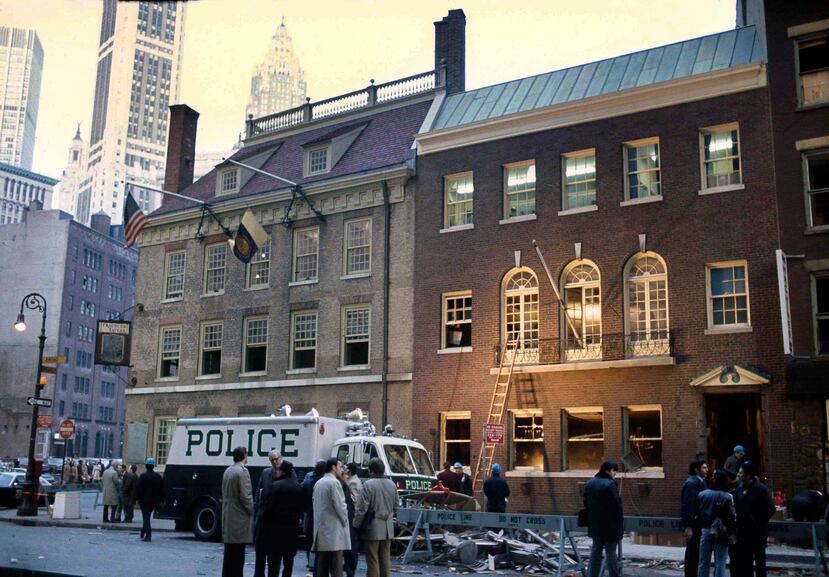 En esta foto de archivo del 24 de enero de 1975, las autoridades llegan a la escena de la explosión en el Fraunces Tavern. (Archivo / AP)