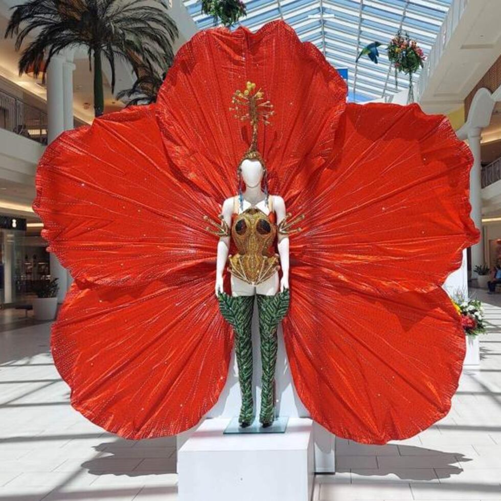 El vestido “Naturaleza dorada”, confeccionado por Joshuan Aponte para Madison Anderson Berríos forma parte de la exposición.