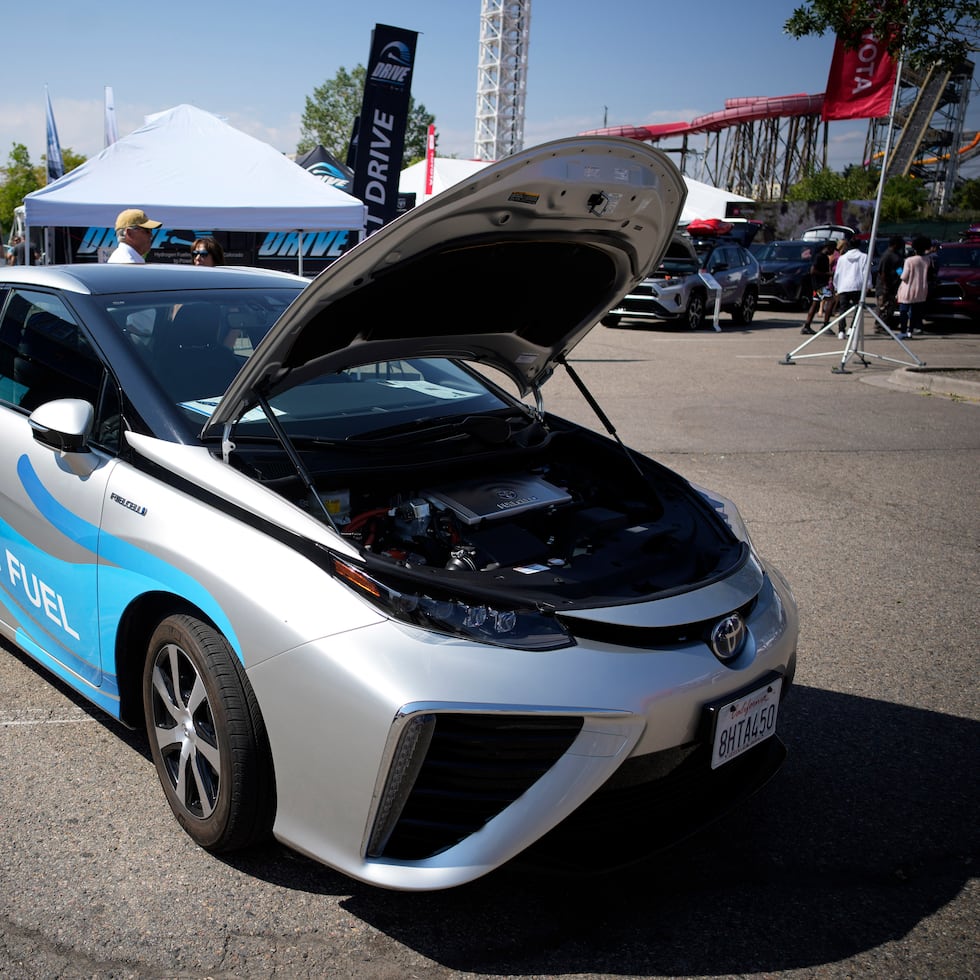 Archivo - Un Toyota Prius 2021 que funciona con una celda de combustible de hidrógeno se exhibe en la Feria del Auto de Denver el 17 de septiembre de 2021, en Elitch's Gardens en el centro de Denver. A medida que las emisiones de combustibles fósiles continúan calentando nuestra atmósfera, el gobierno de EEUU está apostando por el hidrógeno como fuente de energía para vehículos, fabricación y generación de electricidad. (AP Foto/David Zalubowski, Archivo)