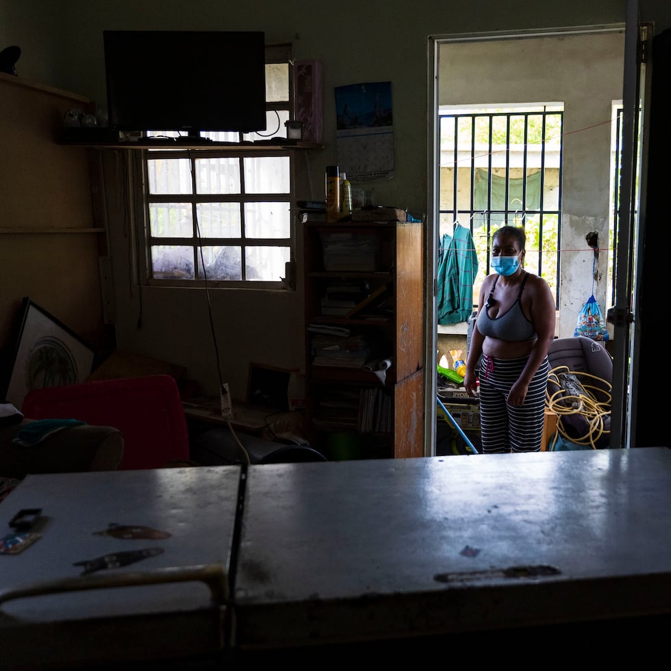 Canovanas , Puerto Rico, Septiembre 20 , 2022 - MCD -  FOTOS para ilustrar una historia sobre los estragos del paso del huracán Fiona en  Canóvanas  . EN LA FOTO Belkis Germán (vecina de la comunidad Valle Hill en Canóvanas) mostró las condiciones que quedó su hogar luego del paso del huracán - muebles , ropa , enceres (nevera) , etc , arruinados por la acumulación de agua .   
FOTO POR:  tonito.zayas@gfrmedia.com
Ramon " Tonito " Zayas / GFR Media
