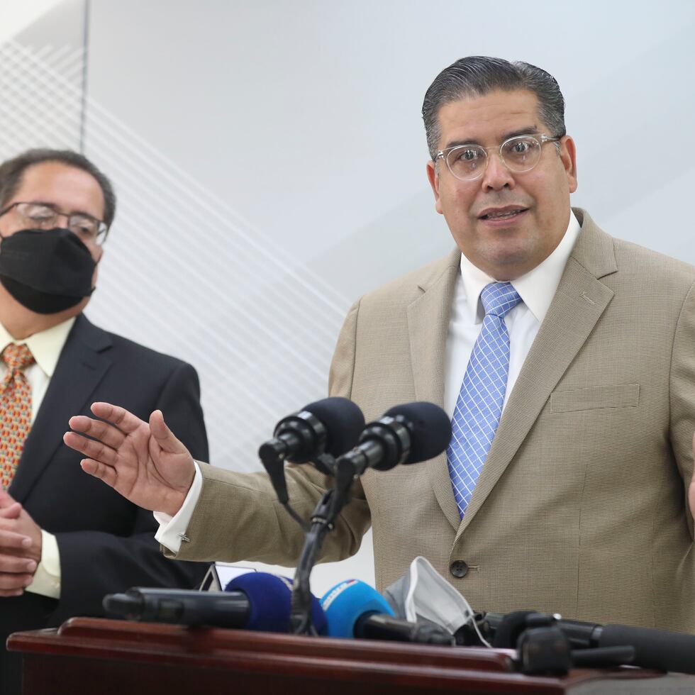 20210512, San Juan
El gobernado se rene en Fortaleza con los presidentes legislativos. En la foto, Jose Luis Dalamau, Presidente del Senado y Rafael Tatito Hernandez, Presidente de la Camara a su llegada.
(FOTO: VANESSA SERRA DIAZ
vanessa.serra@gfrmedia.com)

