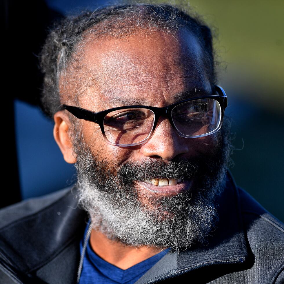 Kevin Strickland, de 62 años, esbozó una sonrisa mientras hablaba con los medios de comunicación después de su salida de prisión en Cameron, Missouri.