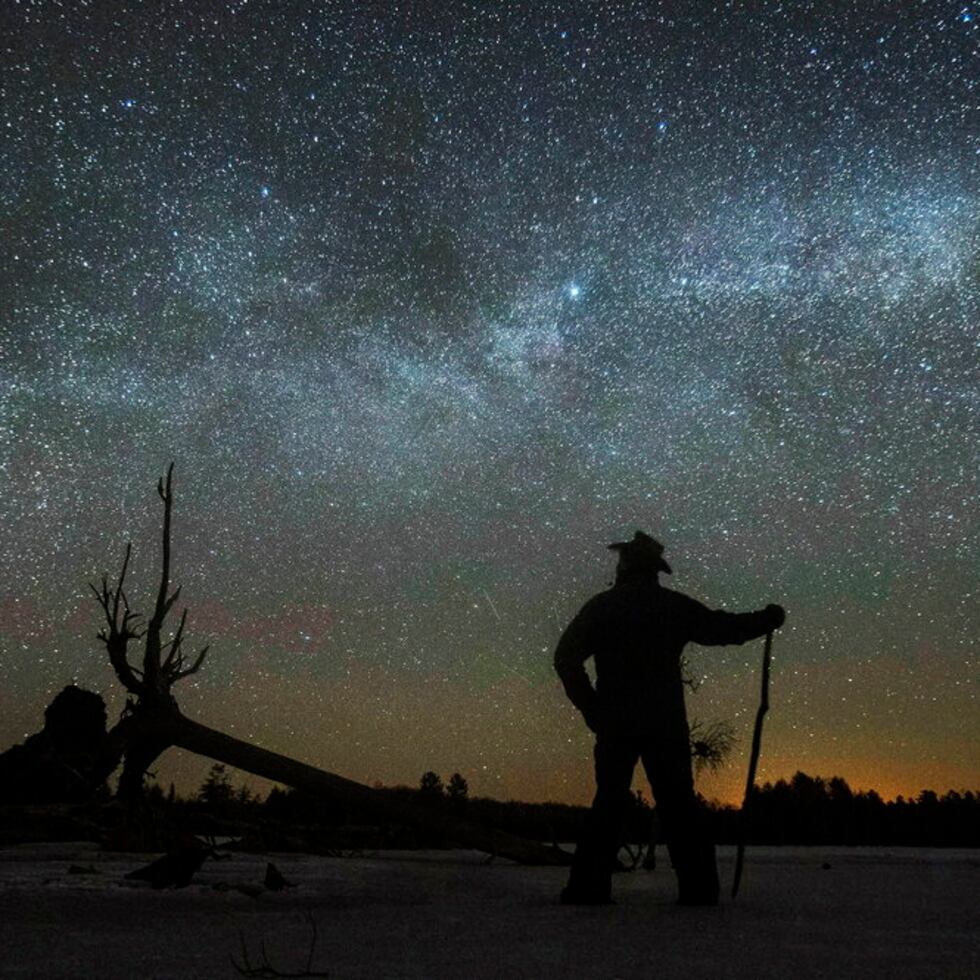 En esta foto de archivo, Dave Cooke observa la Vía Láctea en Ontario, Canadá, el domingo 21 de marzo de 2021. (Fred Thornhill/The Canadian Press vía AP)