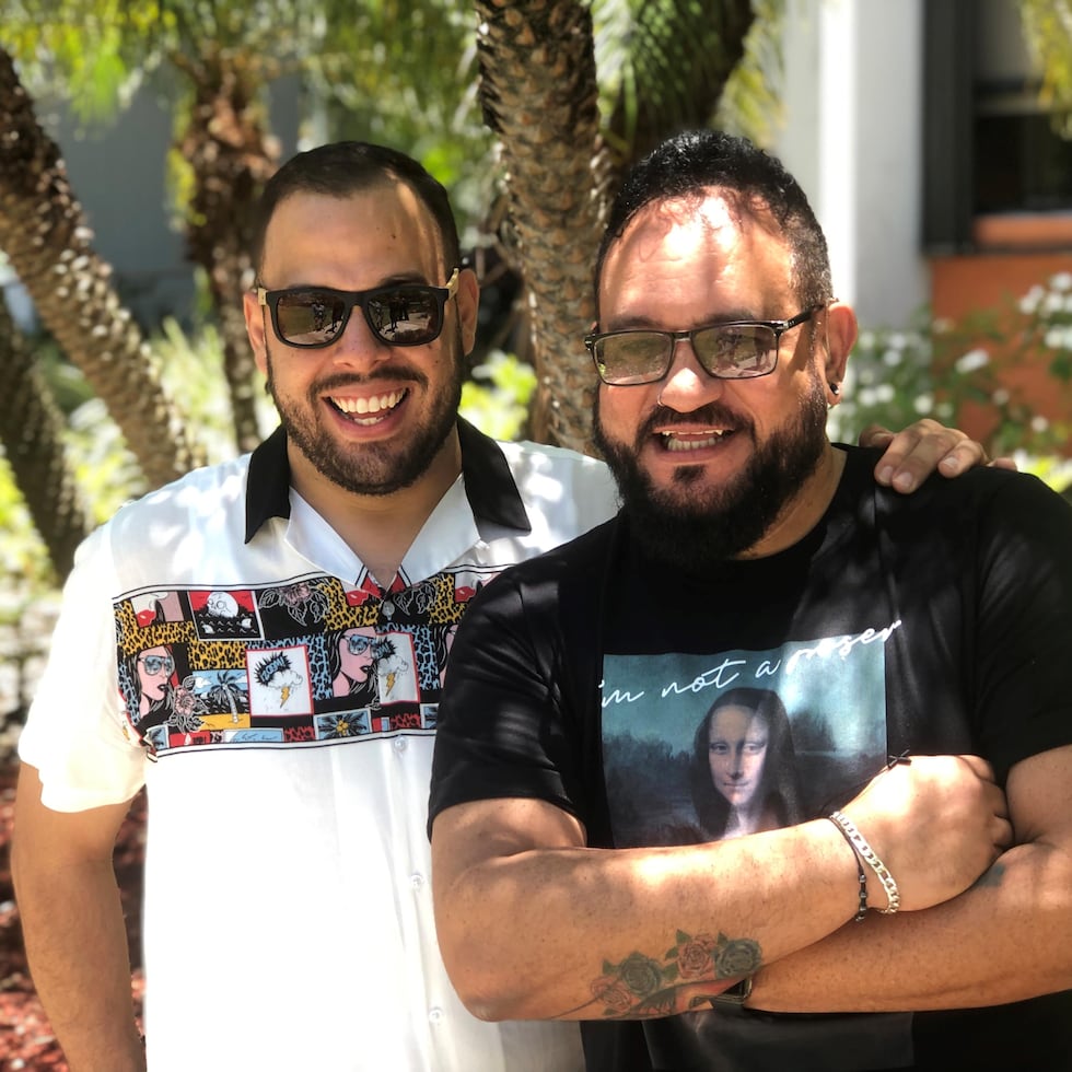 El director y productor musical Galdy Santiago junto el presidente de la Federación Nacional Puertorriqueña de Sordos, Edgardo Figueroa.