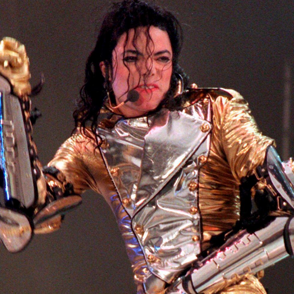 Fotografía de archivo del 15 de junio de 1997 que muestra al cantante Michael Jackson.