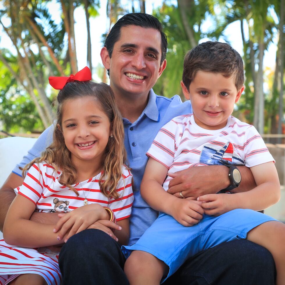 La paternidad ha ayudadro al pediatra intensivista, del Hopital Pediátrico, entender mejor el dolor de otros padres cuando sus hijos se enferman. En la foto, junto  sus hijos, Katalina y Manuel.