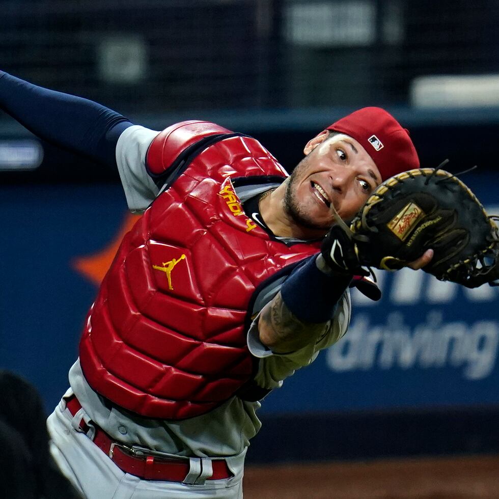 Yadier Molina desplazó el lunes a Carlton Fisk en la lista de receptores con mayor número de aperturas en dicha posición con 2,098.