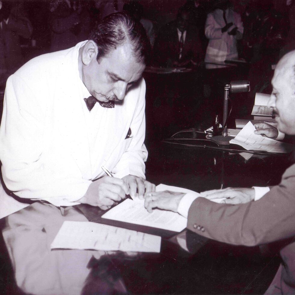 Luis Muñoz Marín firma la Constitución de Puerto Rico en 1952