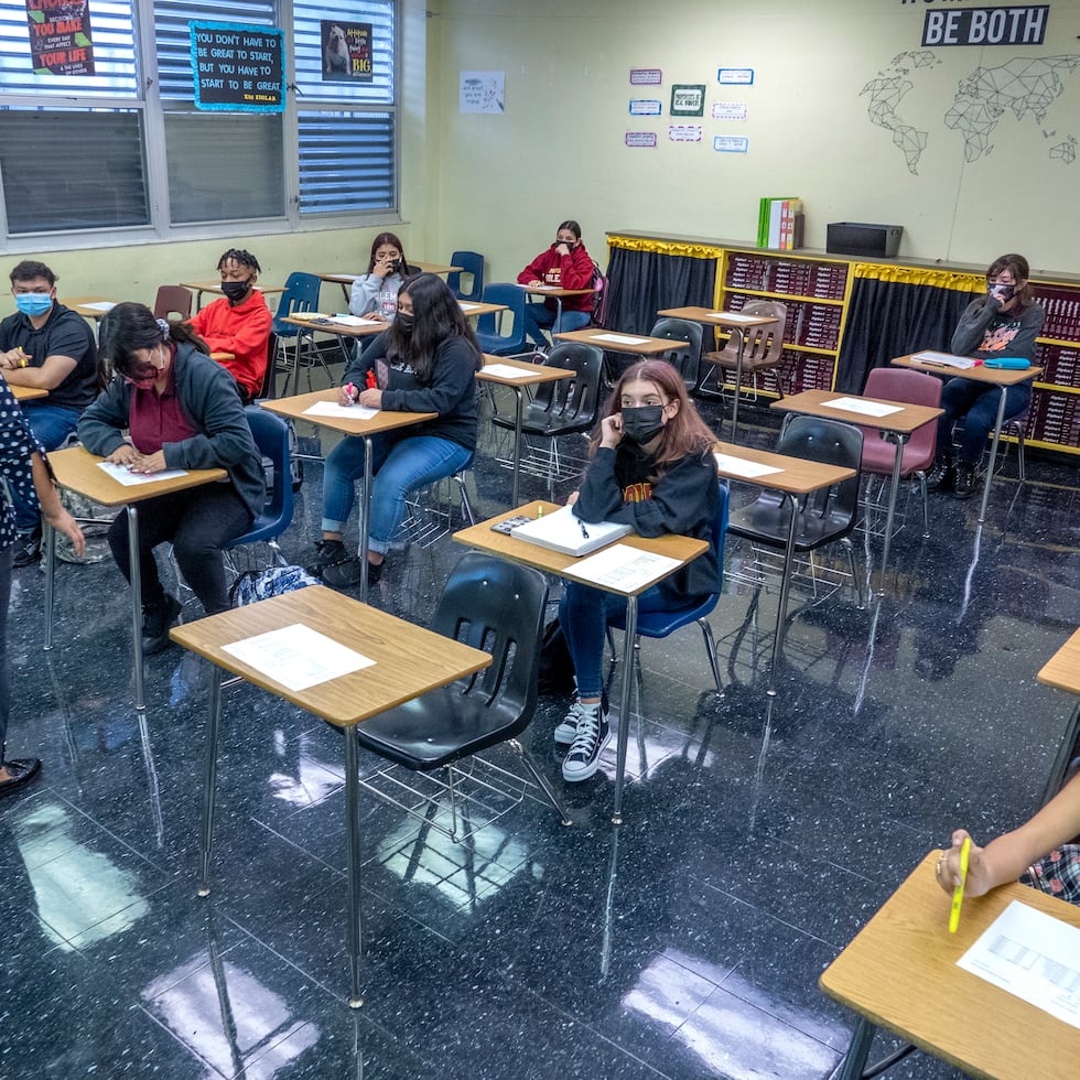 Miami Lakes (United States), 23/08/2021.- Students attend classes during the first day of school at Barbara Goleman Senior High School in Miami Lakes, Florida, USA, 23 August 2021. In-person learning has returned to all public Miami-Dade County Public Schools, the state'Äôs largest school district with 334,000 students. Masks are mandatory inside the classroom and on school buses as well. In addition to masks, Miami-Dade schools will have a three-foot separation between student stations. (Estados Unidos) EFE/EPA/CRISTOBAL HERRERA-ULASHKEVICH