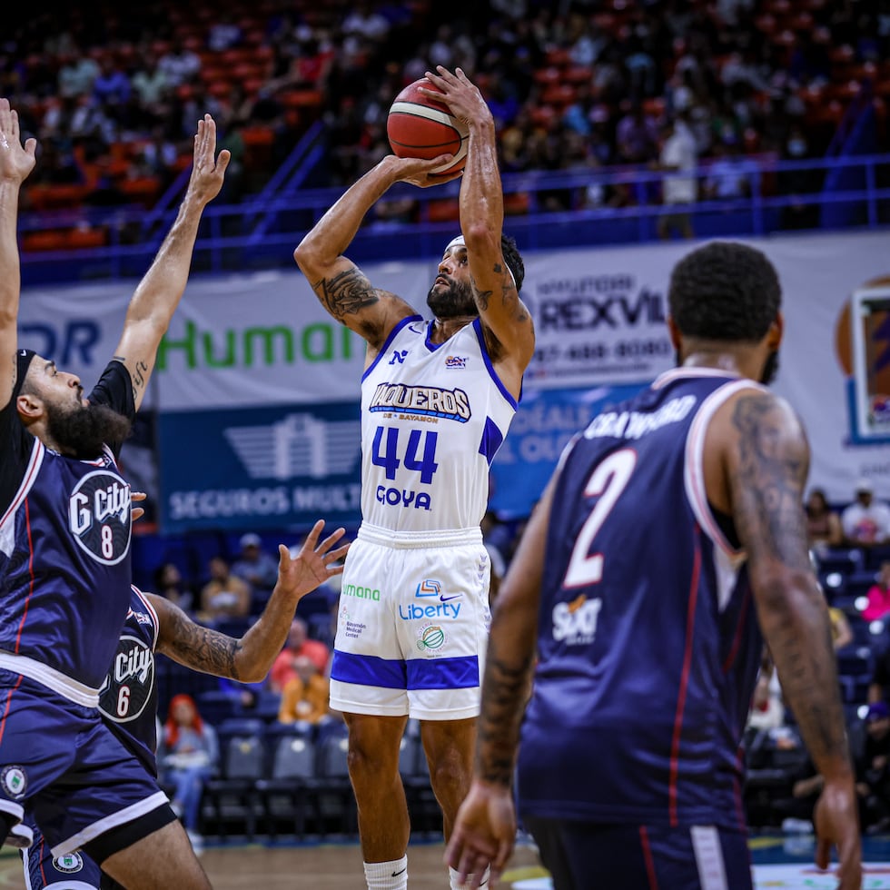 Javier Mojica toma un tiro durante un reciente partido de los Vaqueros de Bayamón.