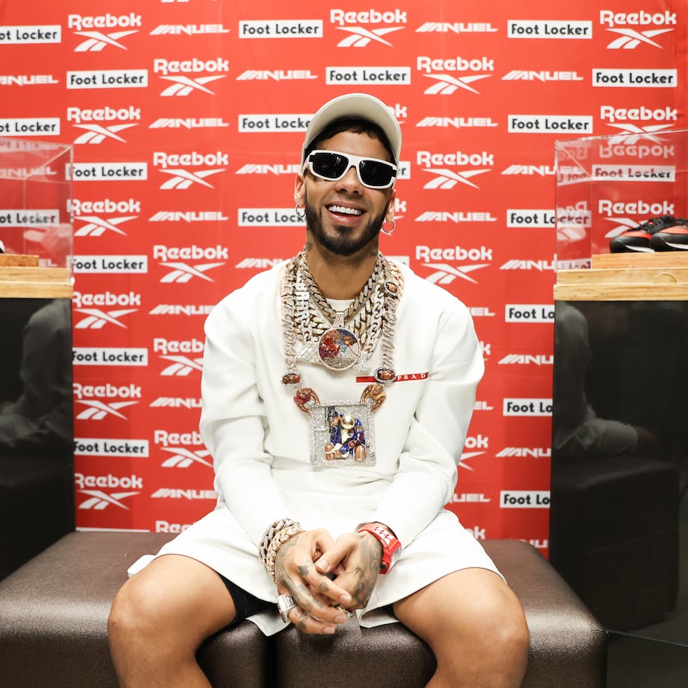 Anuel AA llegó hasta la tienda Foot Locker en Plaza Las Américas para presentar el calzado deportivo y para compartir con sus fanáticos.