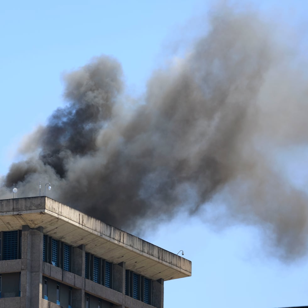 El fuego ocurrió el techo de la Torre Sur del Centro Gubernamental Minillas.