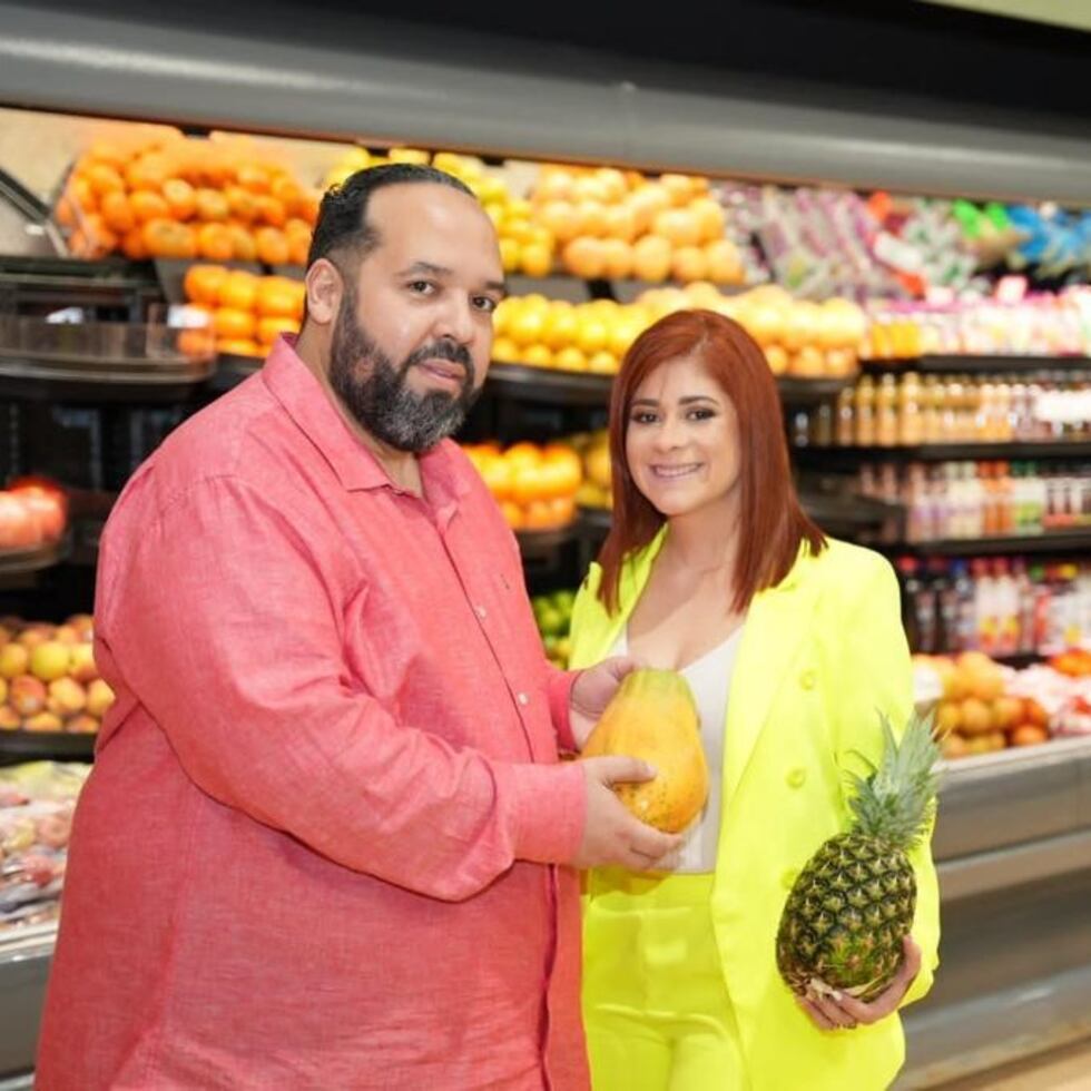 El nuevo supermercado es propiedad de Nelson Vázquez, quien aparece en la foto junto a Mayreg Rodríguez, directora ejecutiva de la cadena.