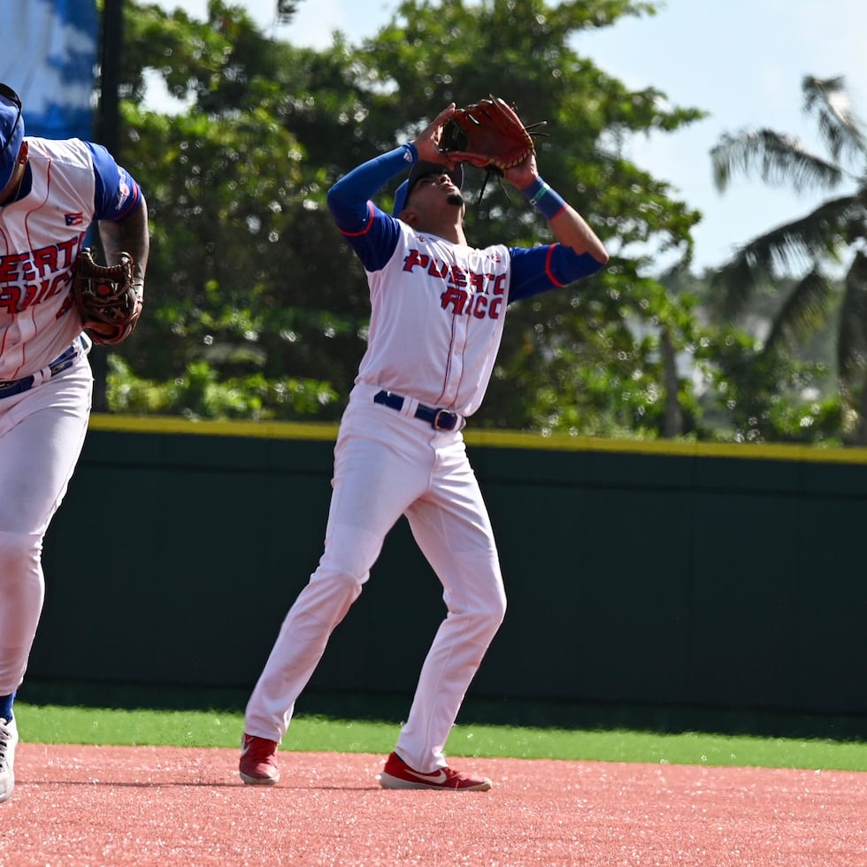 Nelson Molina, de Puerto Rico, busca una bola en el siore.