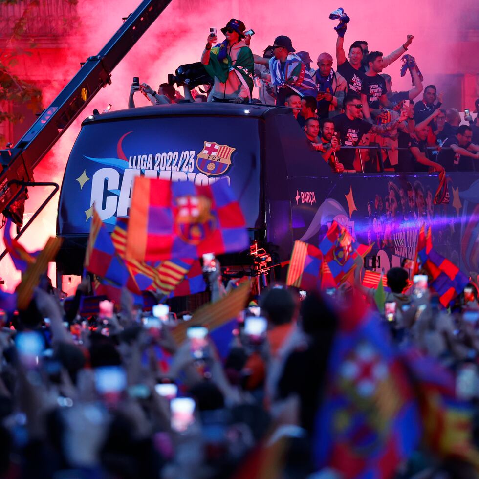 Miles de fanáticos se apostaron en las calles de Barcelona para celebrar con los equipos femenino y masculino del Barça.
