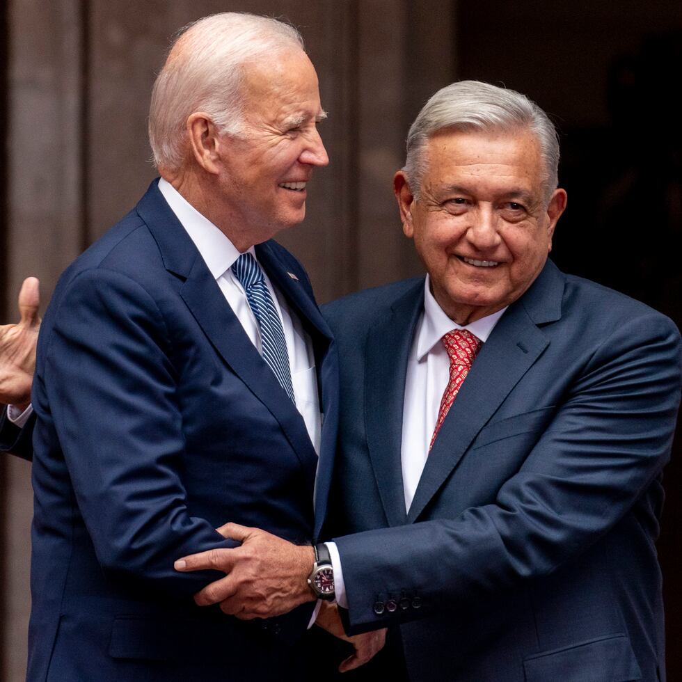 El presidente de Estados Unidos, Joe Biden, es recibido por el presidente de México, Andrés Manuel López Obrador, a su llegada al Palacio Nacional en Ciudad de México, México, el lunes 9 de enero de 2023.