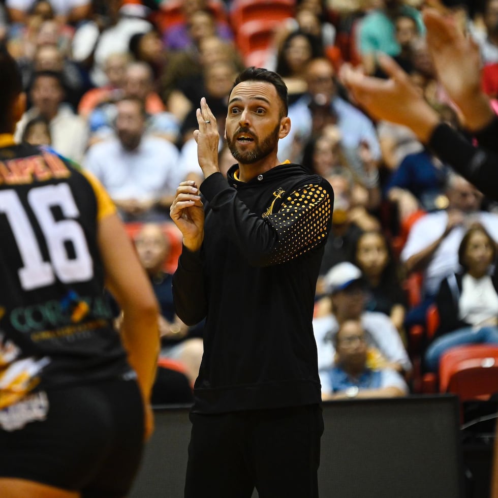 Ángel Pérez imparte instrucciones durante el primer partido de la final entre las Pinkin y las Cangrejeras.