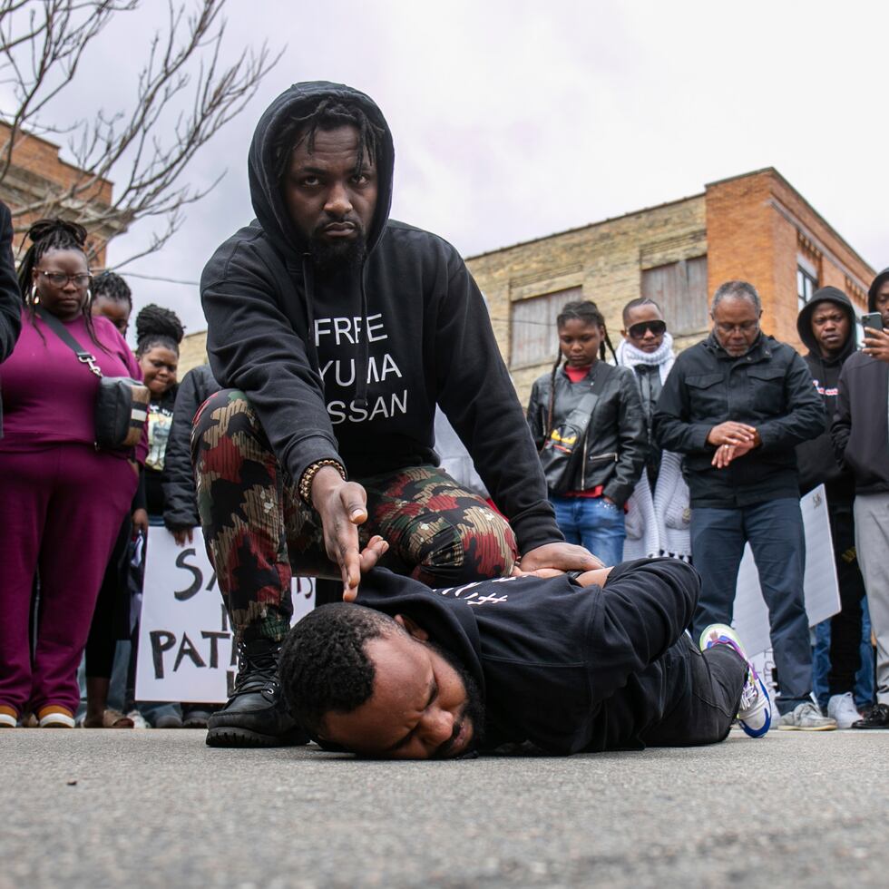 Activistas efectúan un minuto de silencio en demanda de justicia para Patrick Lyoya, de 26 años, el sábado 9 de abril de 2022, en Grand Rapids, Michigan.