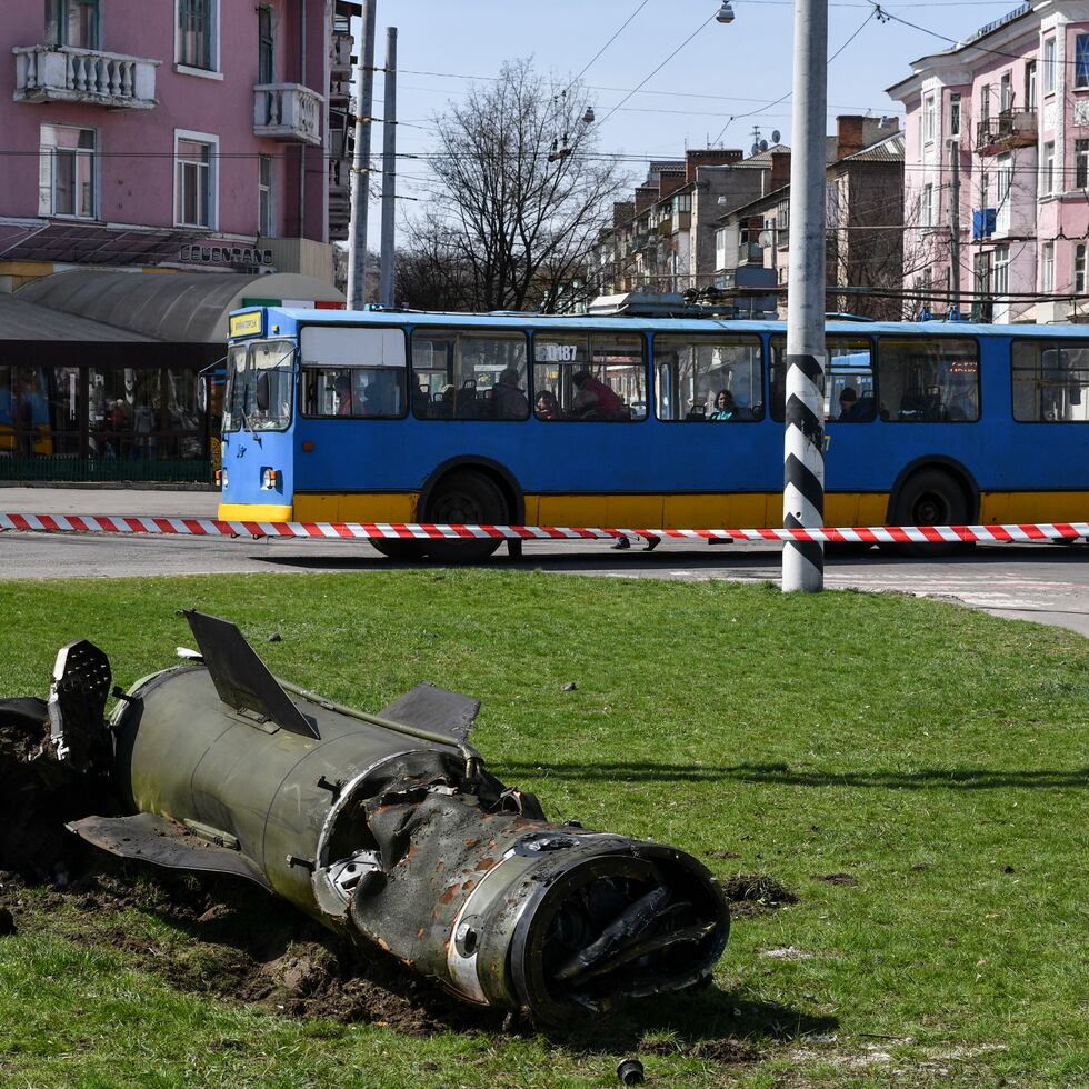 Un fragmento de un misil Tochka-U ruso que cayó en una estación de trenes en Kramatorsk, Ucrania.