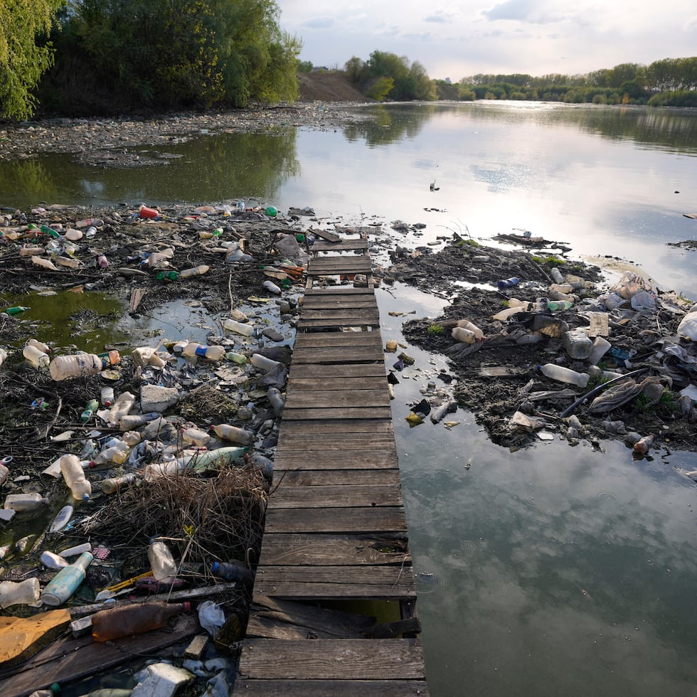 Un montón de basura en el río Danubio, en Belgrado, Serbia, el 18 de abril de 2022.  Los negociadores internacionales en París han acordado redactar un borrador de tratado contra la contaminación de plástico, un paso preliminar pero crucial para abordar una de las fuentes de residuos humanos más duraderos. (AP Foto/Darko Vojinovic)