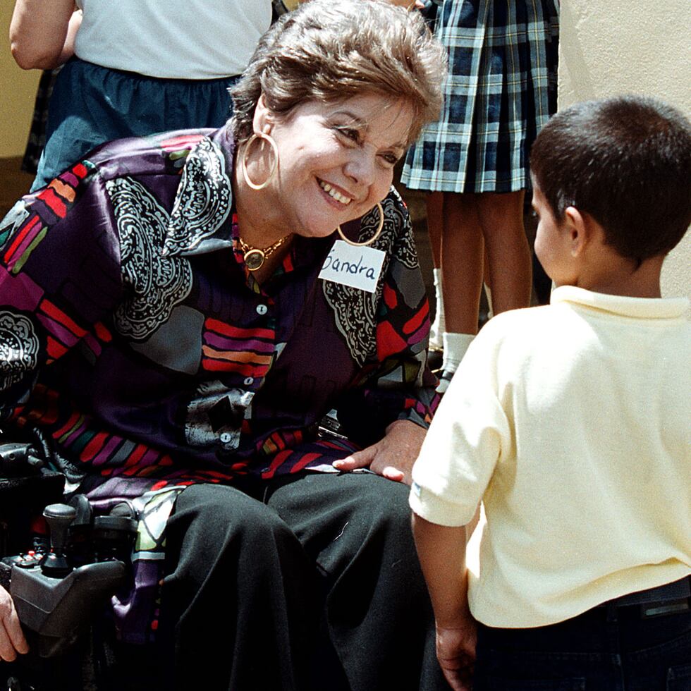 Sandra Zaiter, que era muy amante de los niños y de su seguridad, comparte con un estudiante durante una visita a una escuela en Guaynabo.
