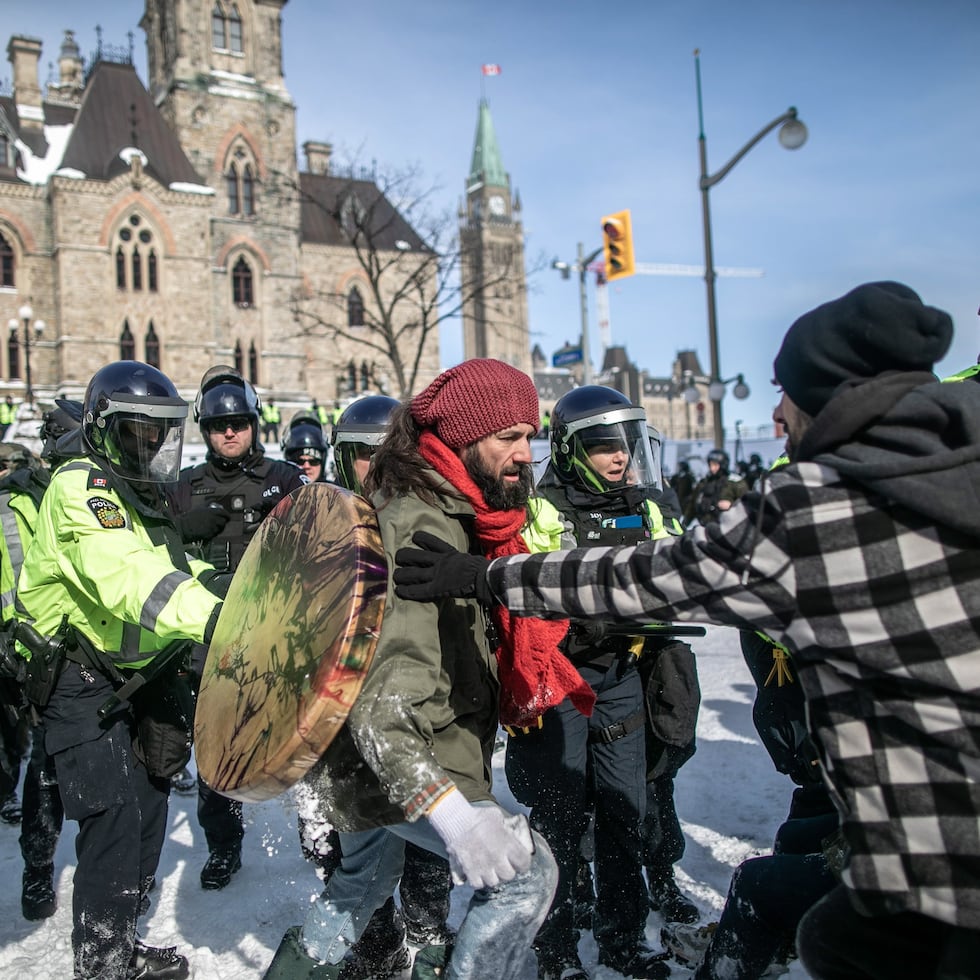 Decenas de agentes equipados con material antidisturbios consiguieron despejar casi toda la calle Wellington, donde se encuentra el Parlamento de Canadá, que desde hace tres semanas era el núcleo de las protestas de camioneros antivacunas.