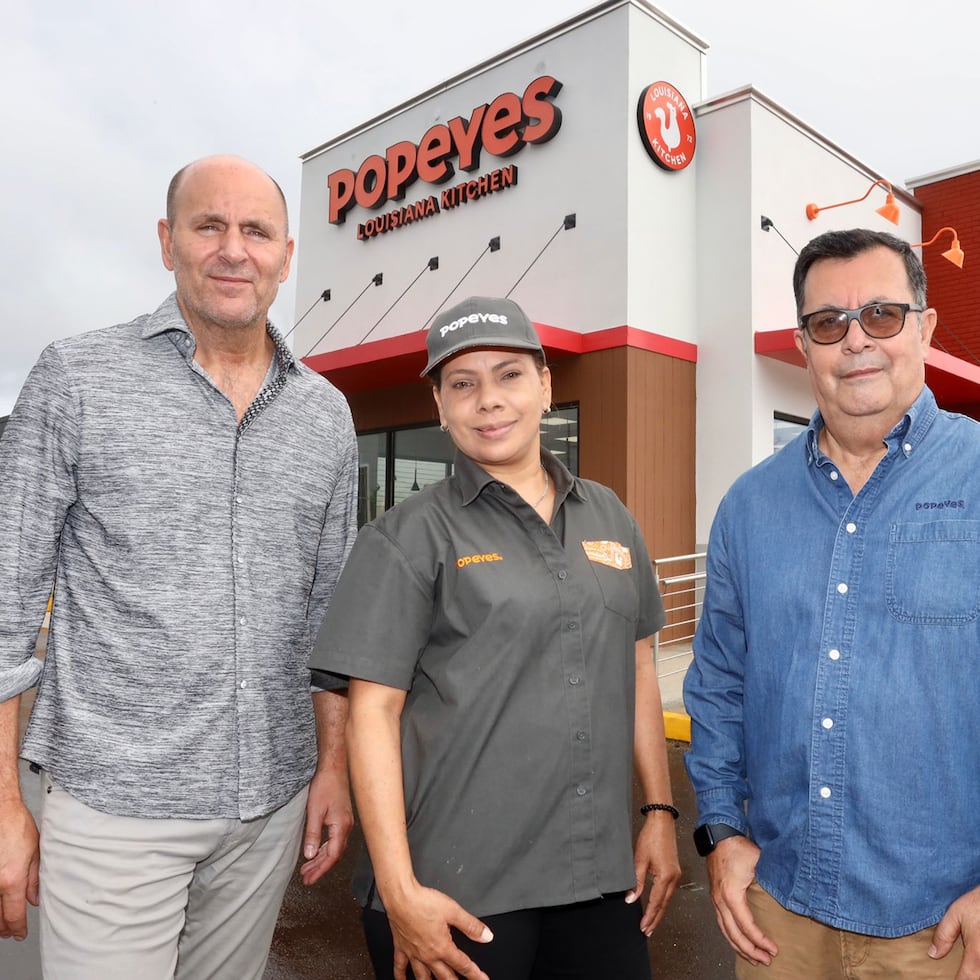 Desde la izquierda: John Brodersen, presidente y franquiciario de Popeyes Puerto Rico; María Rodríguez, gerente de Popeyes Cayey; y Eduardo Zúñiga, vicepresidente de operaciones de la franquicia local.