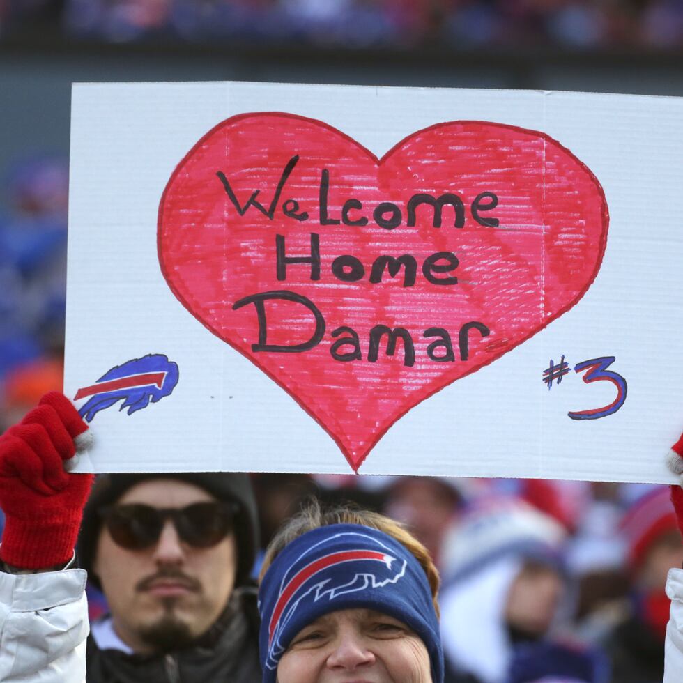 Un fanático de los Bills de Buffalo enseña un cartelón en apoyo a Damar Hamlin durante el partido de hoy ante los Dolphins de Miami.