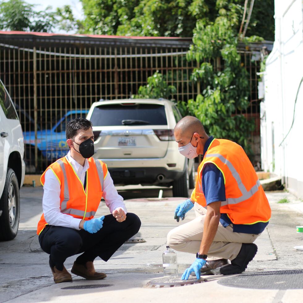 El operativo se realizó en varias estaciones de gasolina.