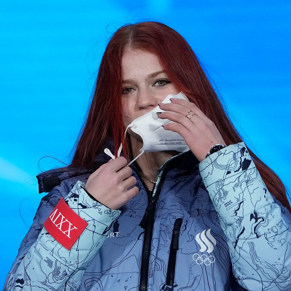 La medallista de plata del patinaje artístico, la rusa Alexandra Trusova, se remueve su mascarilla durante la ceremonia de premiación. Esta expresó su frustración luego de la final.